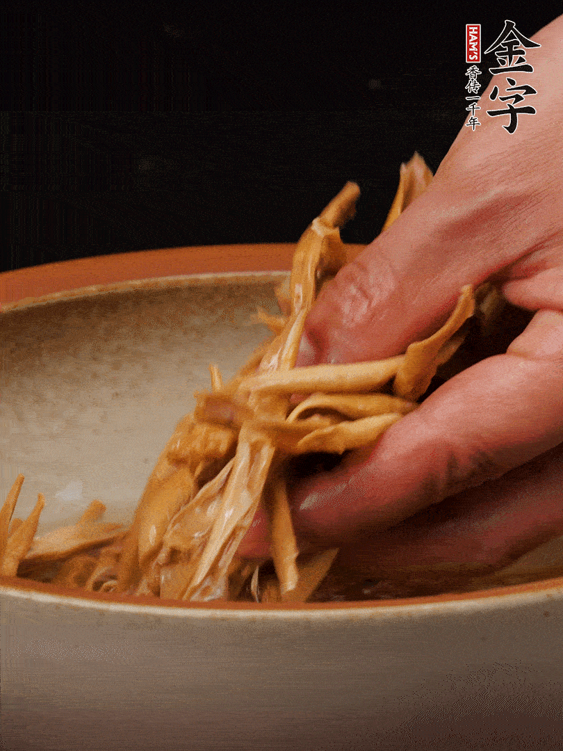 農(nóng)家土筍尖提前泡軟，用刀劃成細(xì)絲，這樣會更加入味。