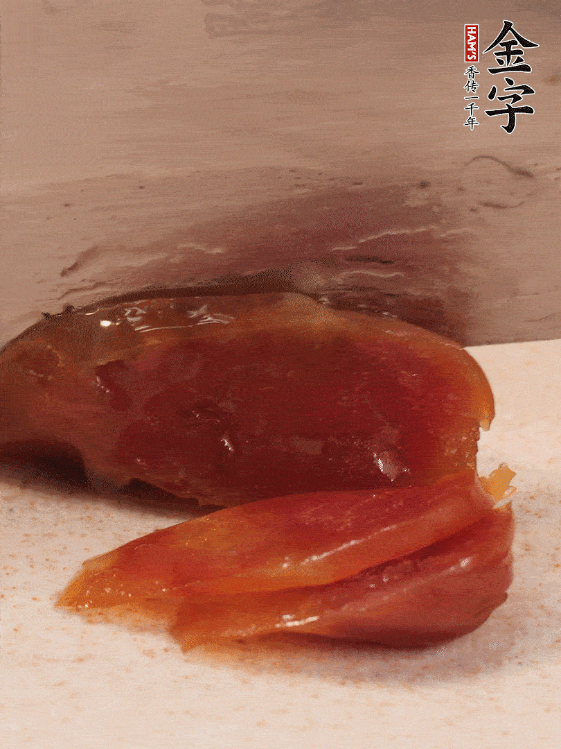 臘腸煮熟后，切薄片