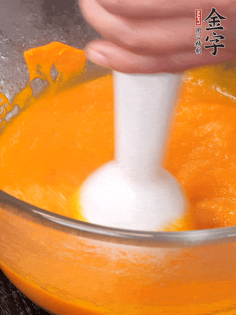 300g南瓜，去皮去瓤切滾刀塊，大火蒸8分鐘，料理機打成泥，篩網(wǎng)過篩成泥