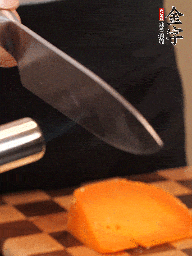 間隔擺上哈密瓜、奶酪、迷迭香、核桃仁