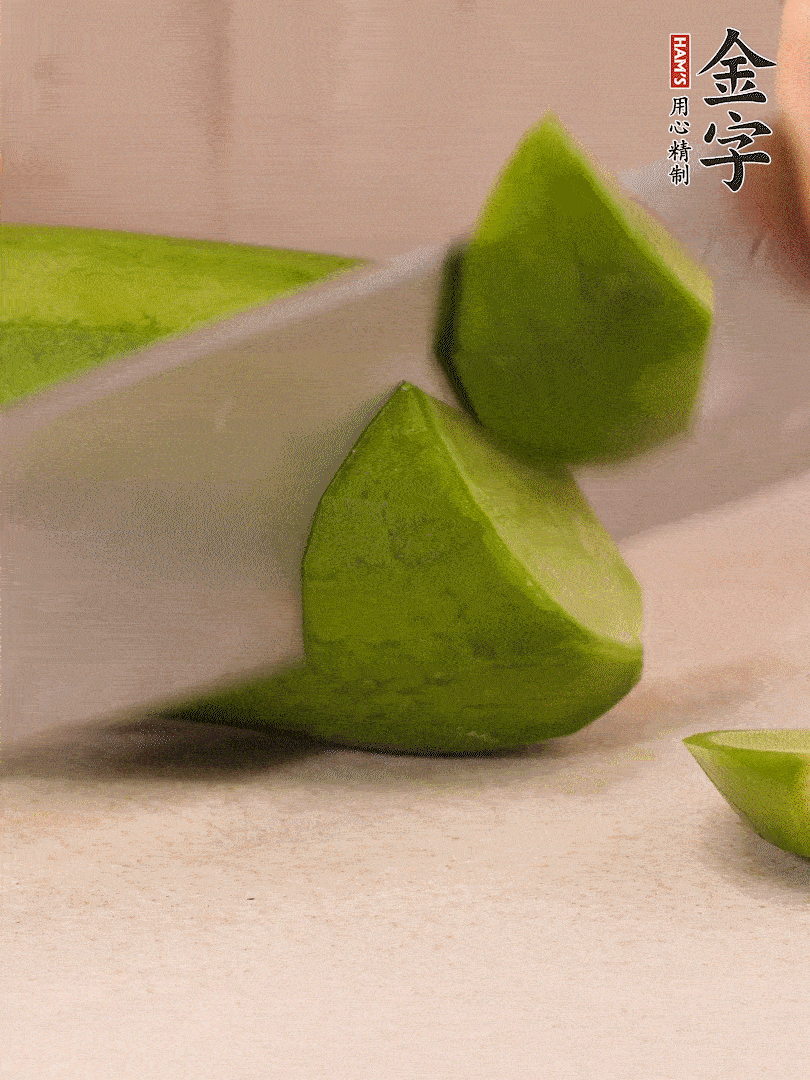 青、紅蘿卜洗凈，去皮切大塊