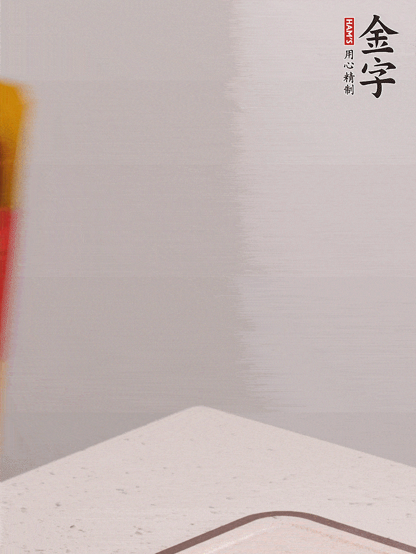 金字火腿切片，溫水浸泡5分鐘，將牛腩放鍋中，倒入比食材多2倍的清水，加姜焯水