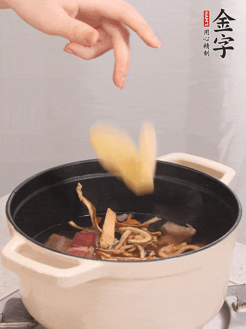 加入青、紅蘿卜再煲20小時(shí)。