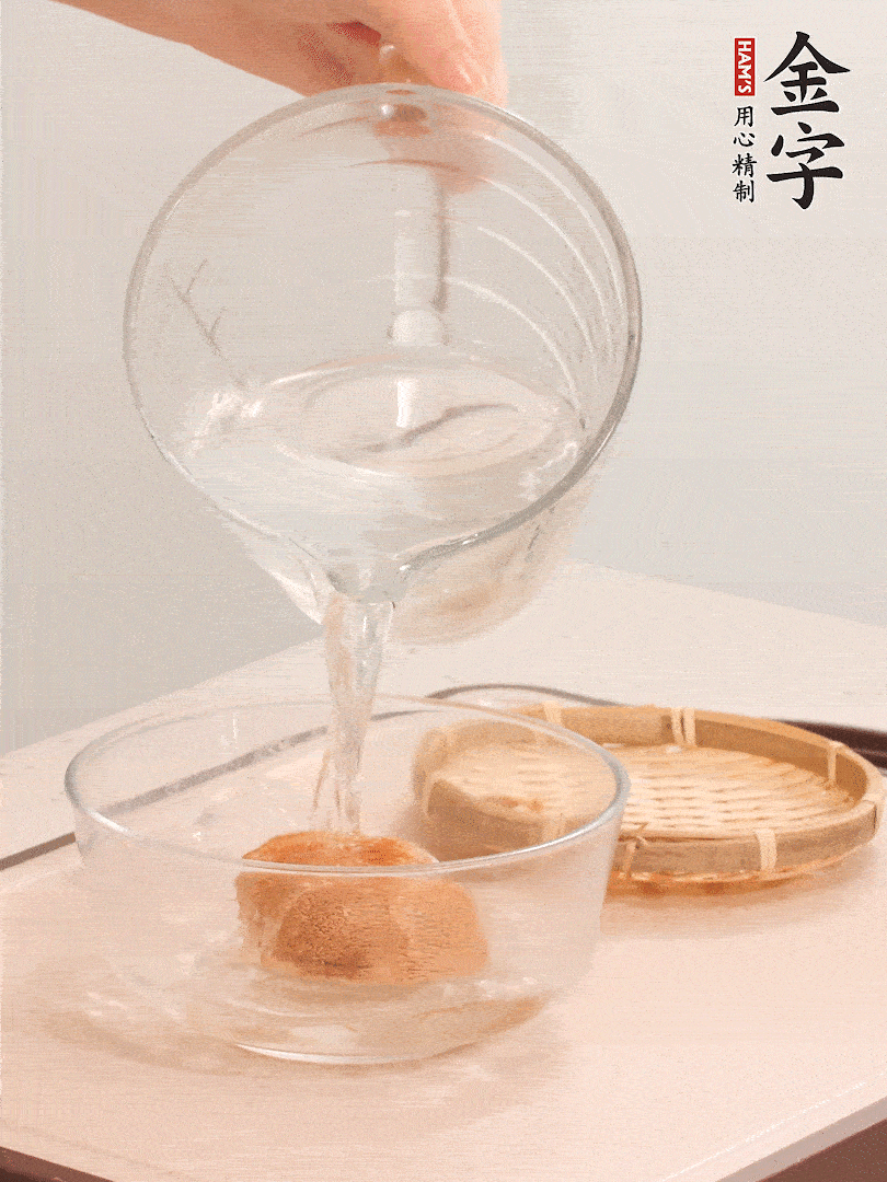 猴頭菇至少泡發(fā)半小時(shí)，將浸泡后的黃水?dāng)D干；