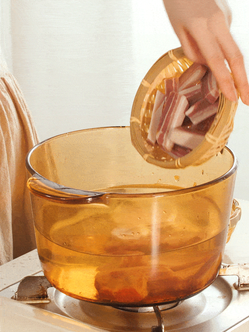 咸肉、排骨加料酒 蔥段 生姜 一起冷水下鍋焯水撈出