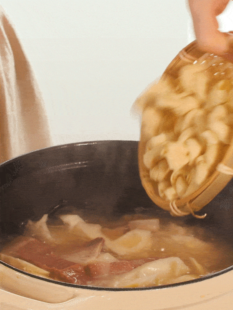 最后放入百葉結(jié)。萵筍小火慢篤10分鐘