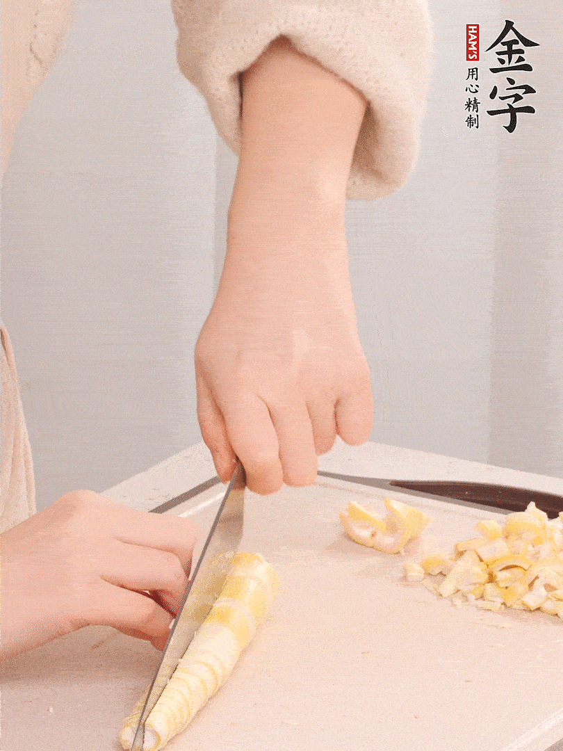 春筍去皮切小塊，焯水2分鐘左右