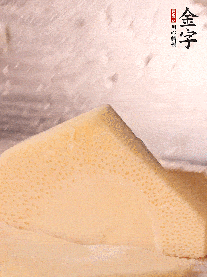 冬筍處理干凈，切滾刀塊，開水焯燙去除澀味