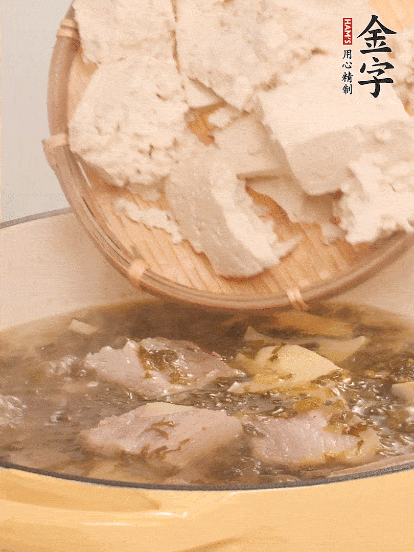 往鍋里加入一倍的水，加豆腐