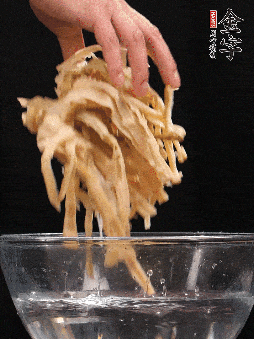 天目山筍干1把，清洗表面鹽分，用手撕成長條