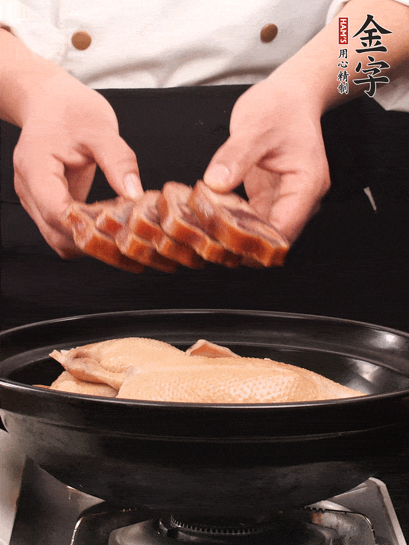 老鴨、金字火腿蹄片、筍干、姜片、蔥結(jié)，清水沒過鴨身2cm，加黃酒小半碗