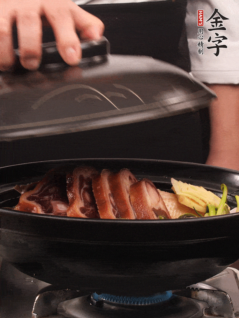 砂鍋蓋蓋子密封，大火燒開后轉(zhuǎn)小火，燜煮2小時(shí)