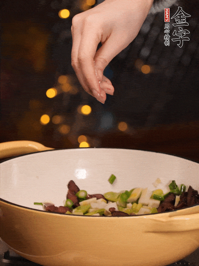 可以加點(diǎn)點(diǎn)水，再加菜苔，加點(diǎn)鹽、味精調(diào)味