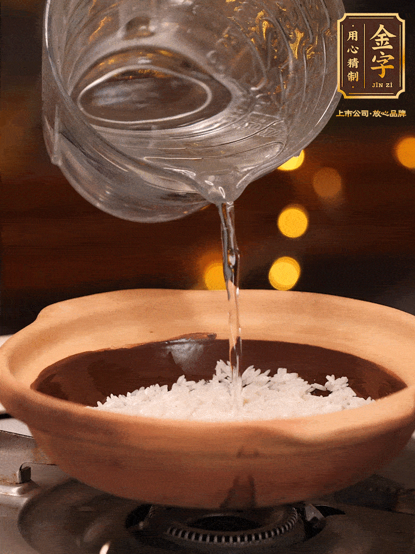 選一個(gè)中意的砂鍋加入1勺花生油并刷勻，倒入泡好的絲苗米、開大火煮至沸騰冒大泡后，轉(zhuǎn)中火蓋蓋燜煮5分鐘