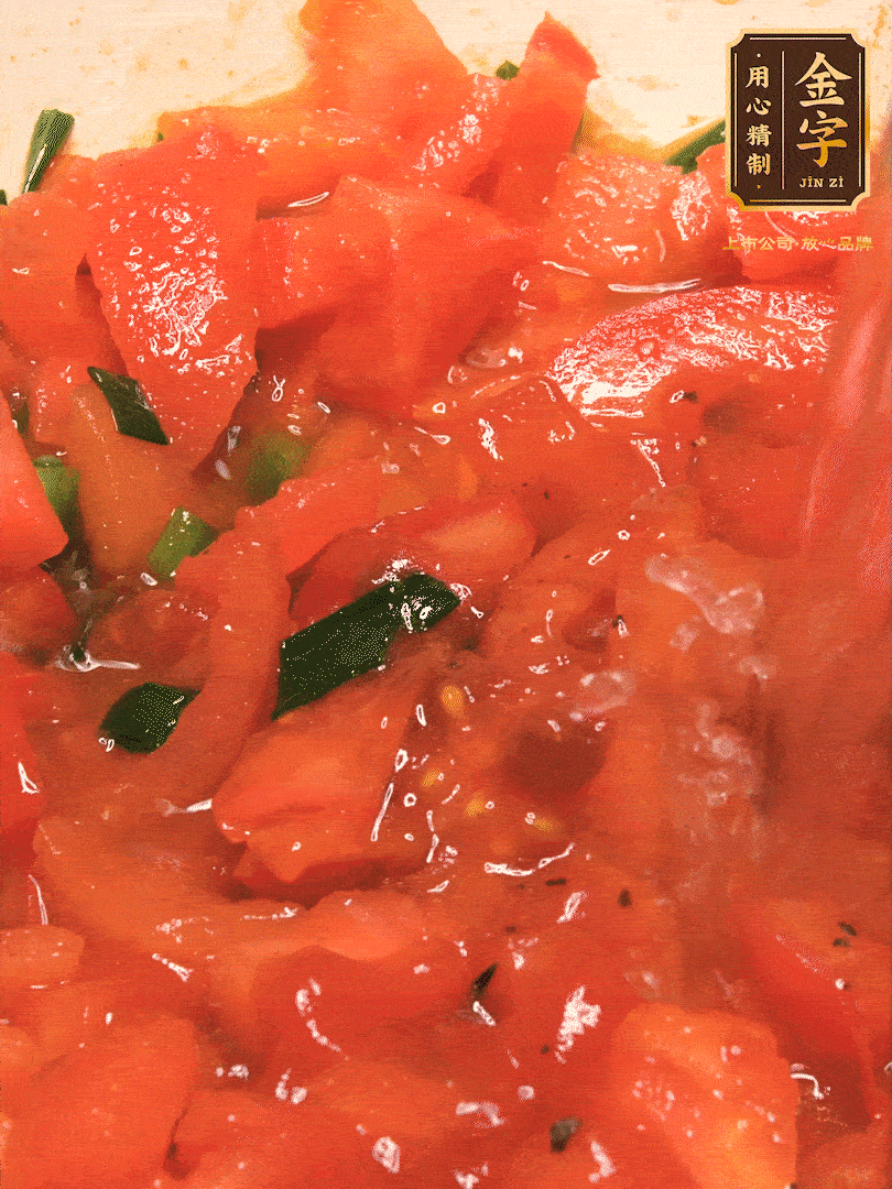 放入番茄丁，炒出汁