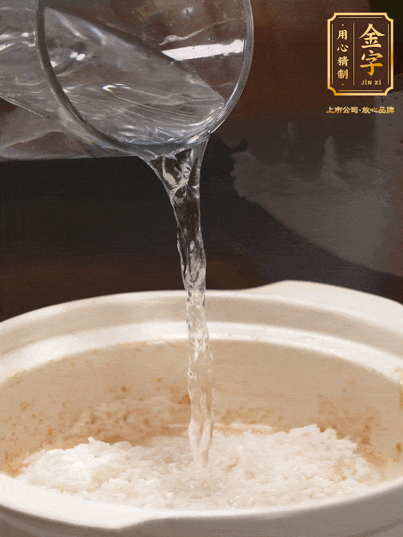 將泡好的米，加水一指，煮至沸騰