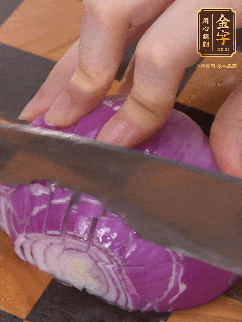 洋蔥切碎、土豆切丁