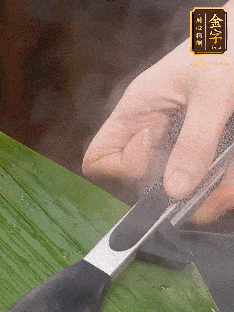 新鮮粽葉洗凈，用開水煮一下，讓粽葉更有韌性不易裂。