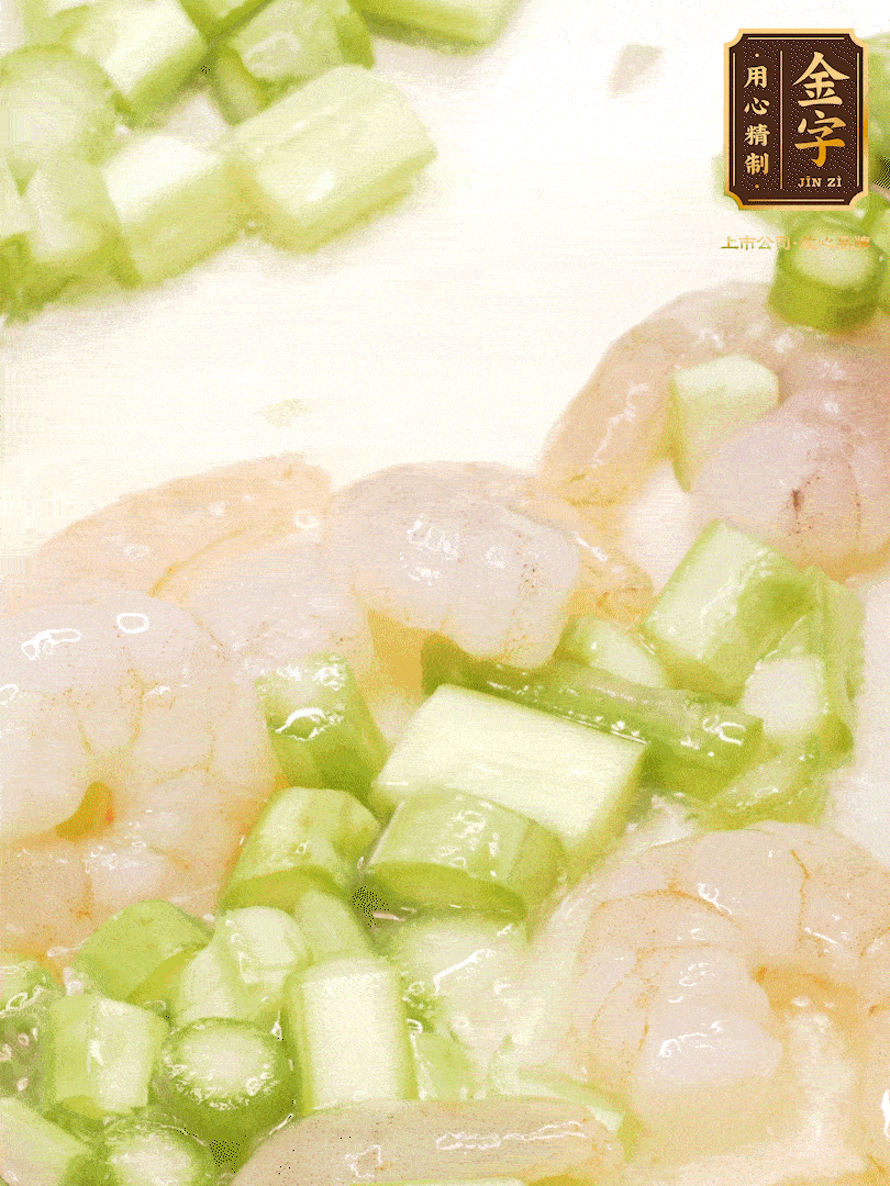 熱油煎香蝦仁，下香腸、蘆筍翻炒，盛出備用。