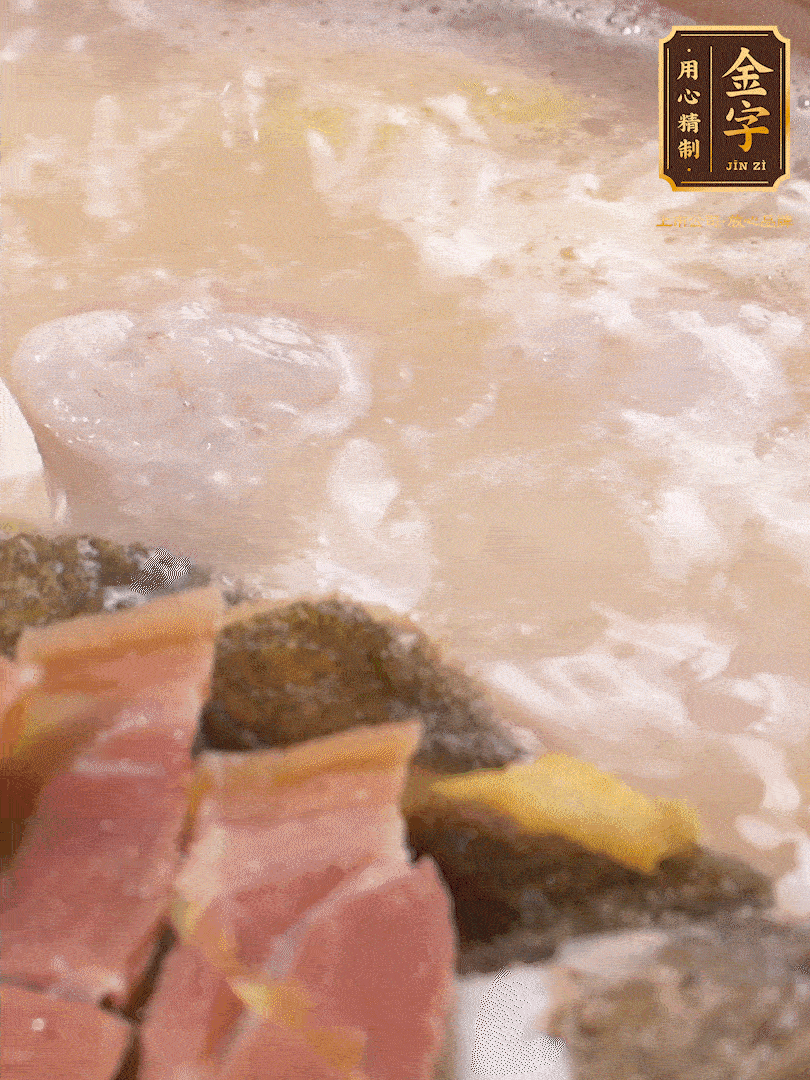 大火煮至沸騰后，轉(zhuǎn)至砂鍋中，繼續(xù)燉煮。這個(gè)時(shí)候可以放入一些自己喜歡吃的配菜比如蝦滑、內(nèi)酯豆腐來添味