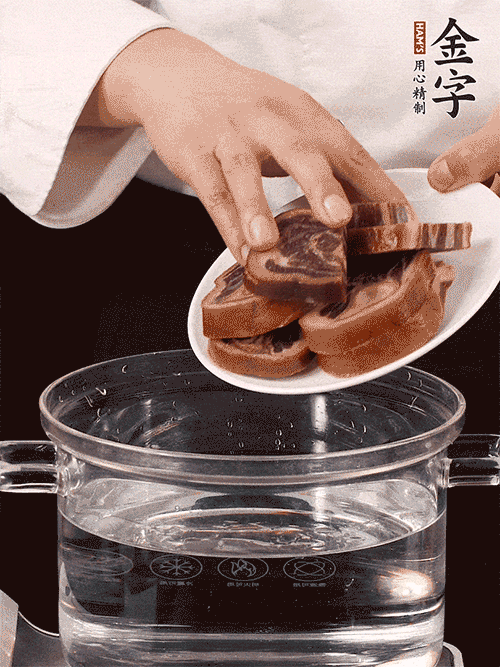 準(zhǔn)備食材。做金銀蹄有2個(gè)關(guān)鍵點(diǎn)：食材上火腿當(dāng)然得選足年發(fā)酵的金字火腿，新鮮豬爪最好選前腳、大小適宜的。