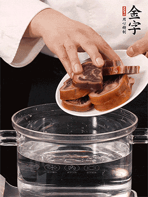 一包200g的金字火腿蹄片恰好搭配一個(gè)新鮮豬爪（豬腳）。都先加蔥姜、料酒焯水一遍，把血水清除后燉出來(lái)才能更清澈不油膩。