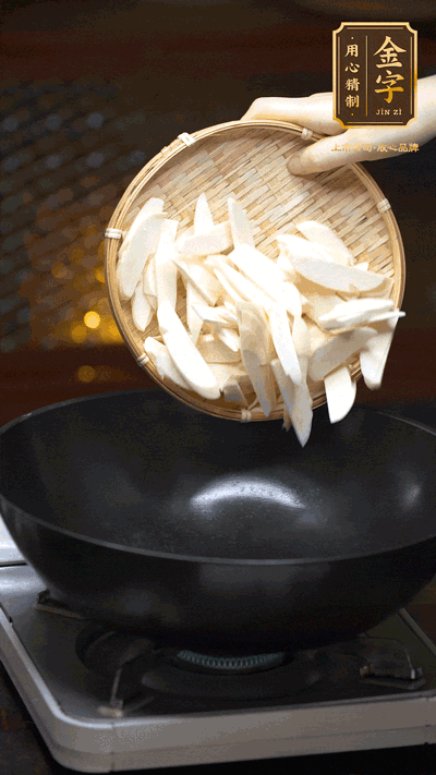 油至5成熱，下茭白塊翻炒，慢慢煎炒至表面微微焦黃