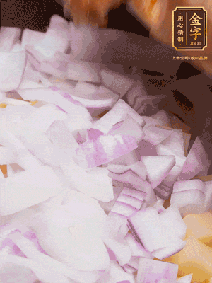 倒入洗干凈的大米、土豆丁、洋蔥碎、排骨、金字火腿xo醬、水