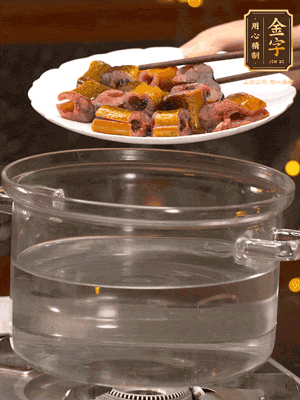 黃鱔冷水下鍋焯燙，再用清水洗凈去除腥味