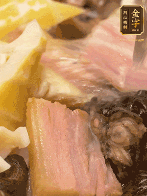 倒入滾燙的熱水，燉煮20分鐘，湯濃汁白