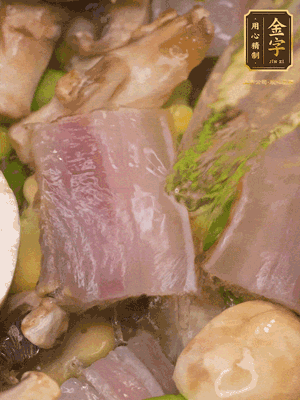 開蓋，放入河蝦繼續(xù)燜煮5分鐘