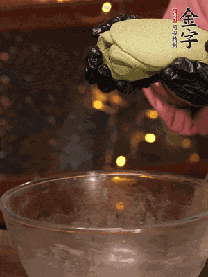 水里放點(diǎn)鹽，燒開后放艾草，一勺小蘇打，撈出浸入涼水，打成艾草泥