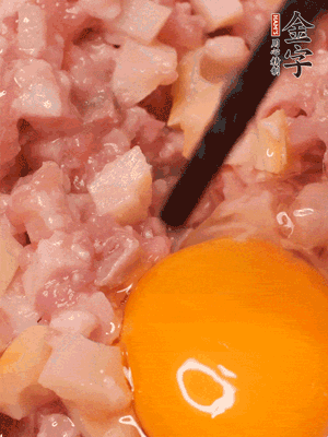 豬肉末、咸肉丁，分次加蔥姜水，一勺糖、一丟白胡椒，春筍丁，打入一個(gè)雞蛋