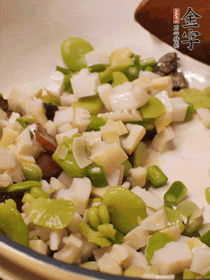 倒入蠶豆、春筍翻炒