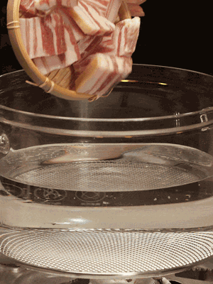 排骨、咸肉，一起下入鍋中，加入蔥，姜，料酒，倒入清水焯水清洗干凈