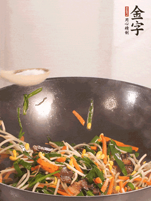 炒合菜：金字醬油肉、綠豆芽、韭菜