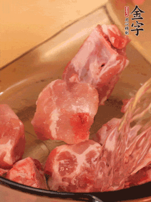排骨冷水下鍋，加料酒、姜片，煮開綽水