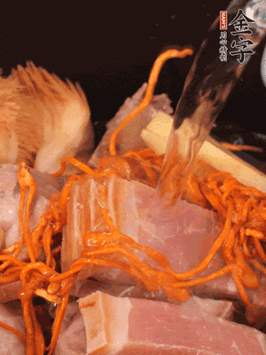 將所有食材一起倒進(jìn)鍋中，加水沒過(guò)食材，燉煮30分鐘即可