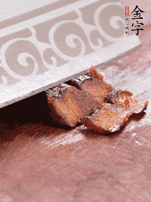 金字醬油肉水煮15分鐘，切薄片