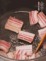 鍋中放菜籽油燒熱，下咸肉、冬筍略微煸炒