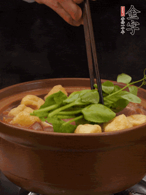 加筒骨煲的經(jīng)典配菜：金字土香腸、油豆腐、千張蓋上蓋子燜一會兒，耐心等候10分鐘。