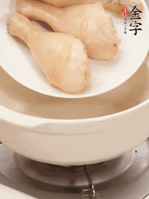 雞腿、火腿、干貝、蒜頭放入砂鍋內(nèi)燉1小時