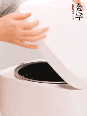 泡發(fā)香菇的水和調(diào)好的醬汁混合在一起，倒入電飯煲中，煮飯。