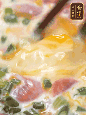 三個(gè)全蛋中加適量牛奶、鹽、黑胡椒粉、臘腸、蔥花攪拌均勻