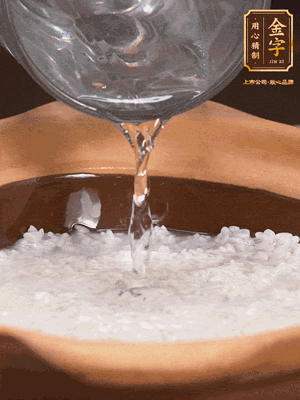 砂鍋底部刷一層油，加入大米和開水，水高1cm,大火燒開后轉中火煲5分鐘，到水微收干