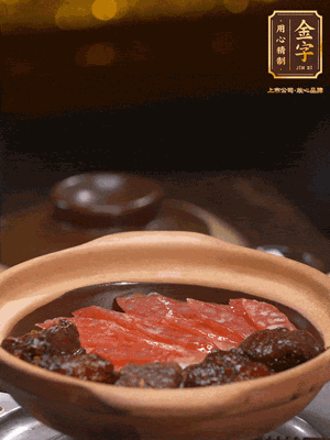 鋪上臘腸和排骨，鍋邊淋一圈油，小火煲10分鐘