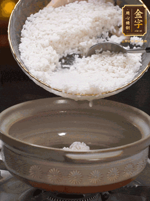 鍋底刷油，倒入米飯，水沒過即可，中小火燜10分鐘，戳幾個(gè)洞