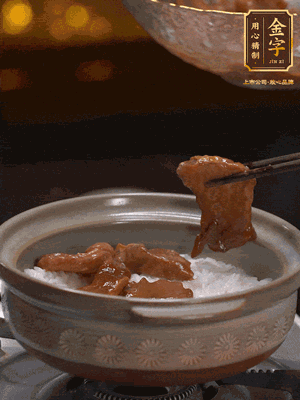 鋪上牛肉，鍋邊淋油在燜5分鐘