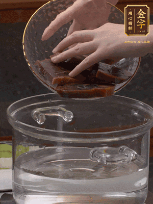 火腿蹄片冷水下鍋，水沸騰后煮5分鐘焯水