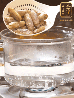 煮一鍋沸水，下蟶子汆燙30秒，撈出浸入冰水，取出蟶子肉